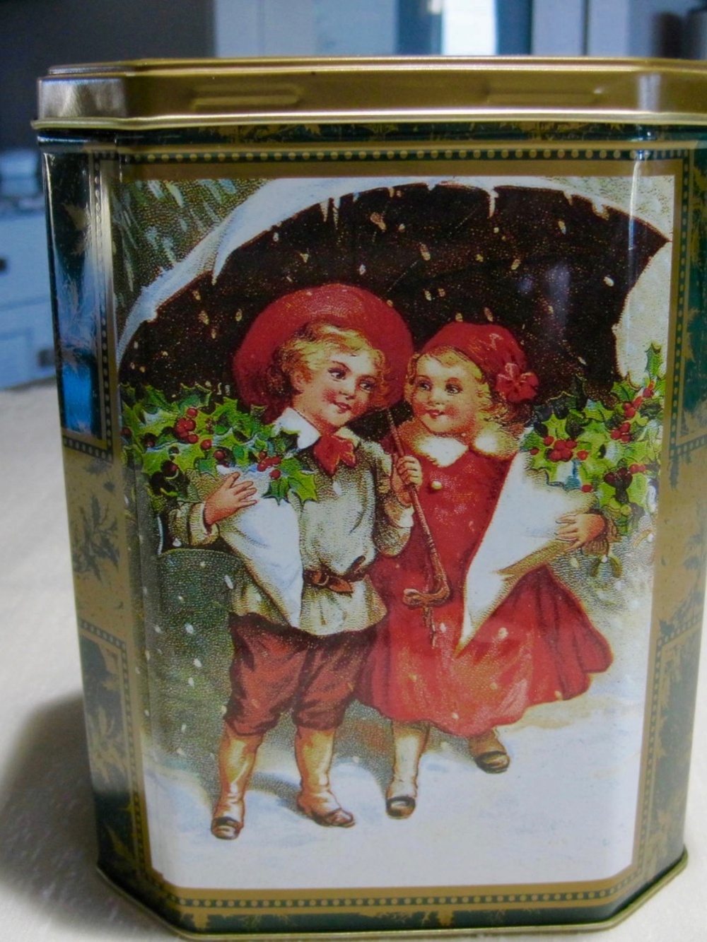 Victorian English Christmas Memories, Octagonal Tin Metal Box. Vintage 60's.